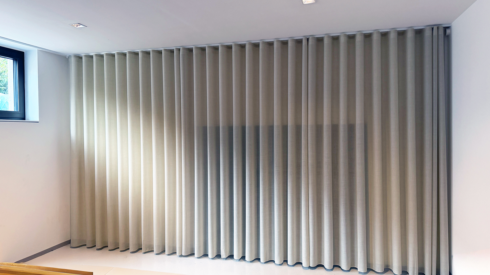 Deloitte Graz — Textile Zonierung & Sichtschutz