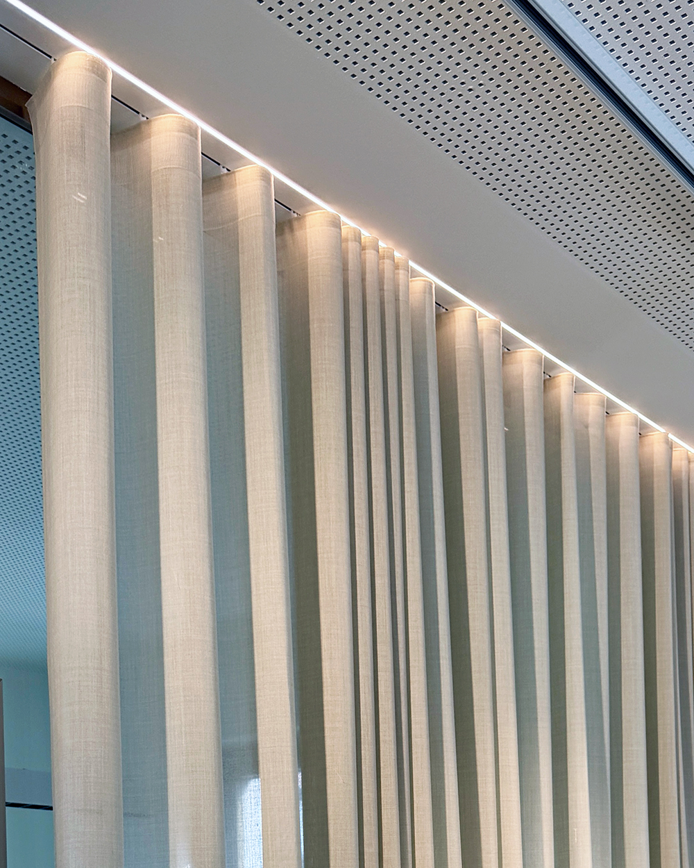 Übergang zwischen Bürozonen — textile Raumstruktur