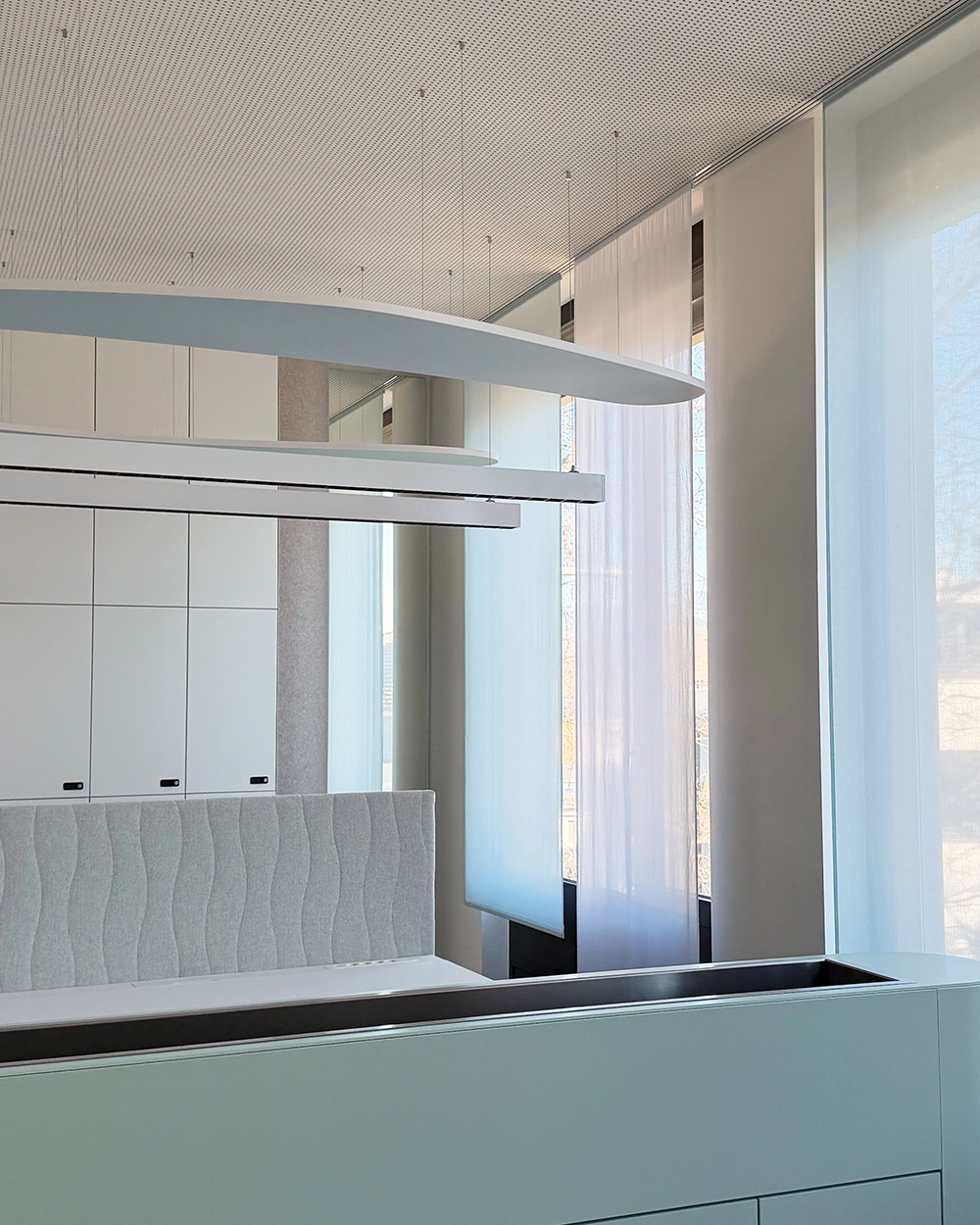 Ruhige Materialebene in der technisch geprägten Architektur
