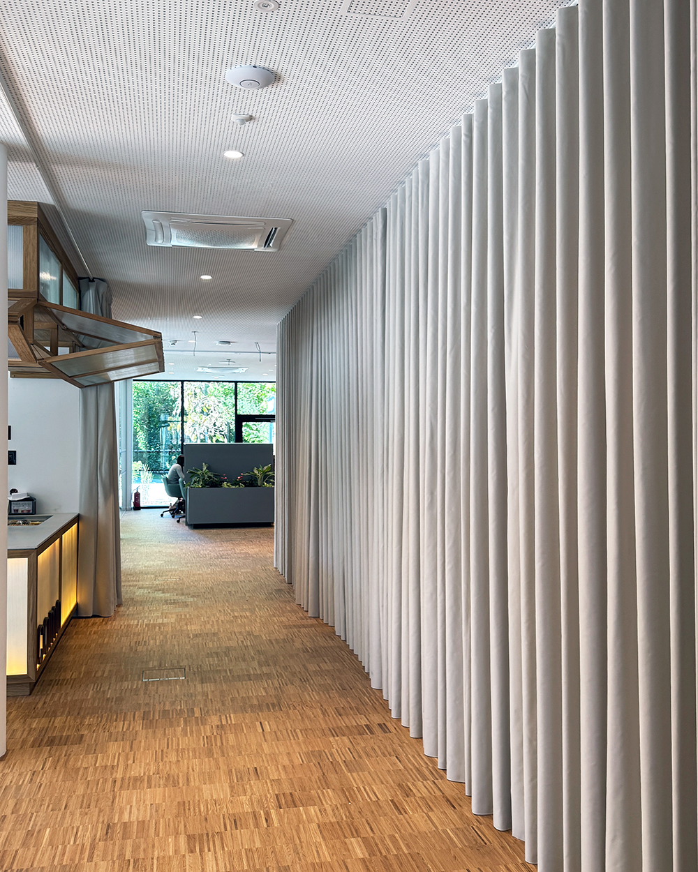 Café/Lounge — offen, lichtdurchflutet, mit textiler Tiefe