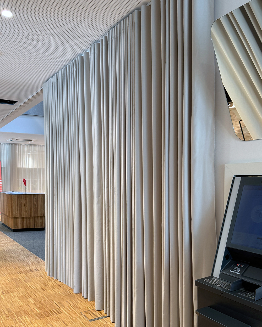 Lounge-Bereich — weich umschlossen durch textile Architektur