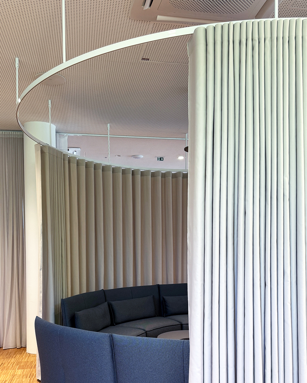Worklounge — transparente Storevorhänge filtern Licht und Blick