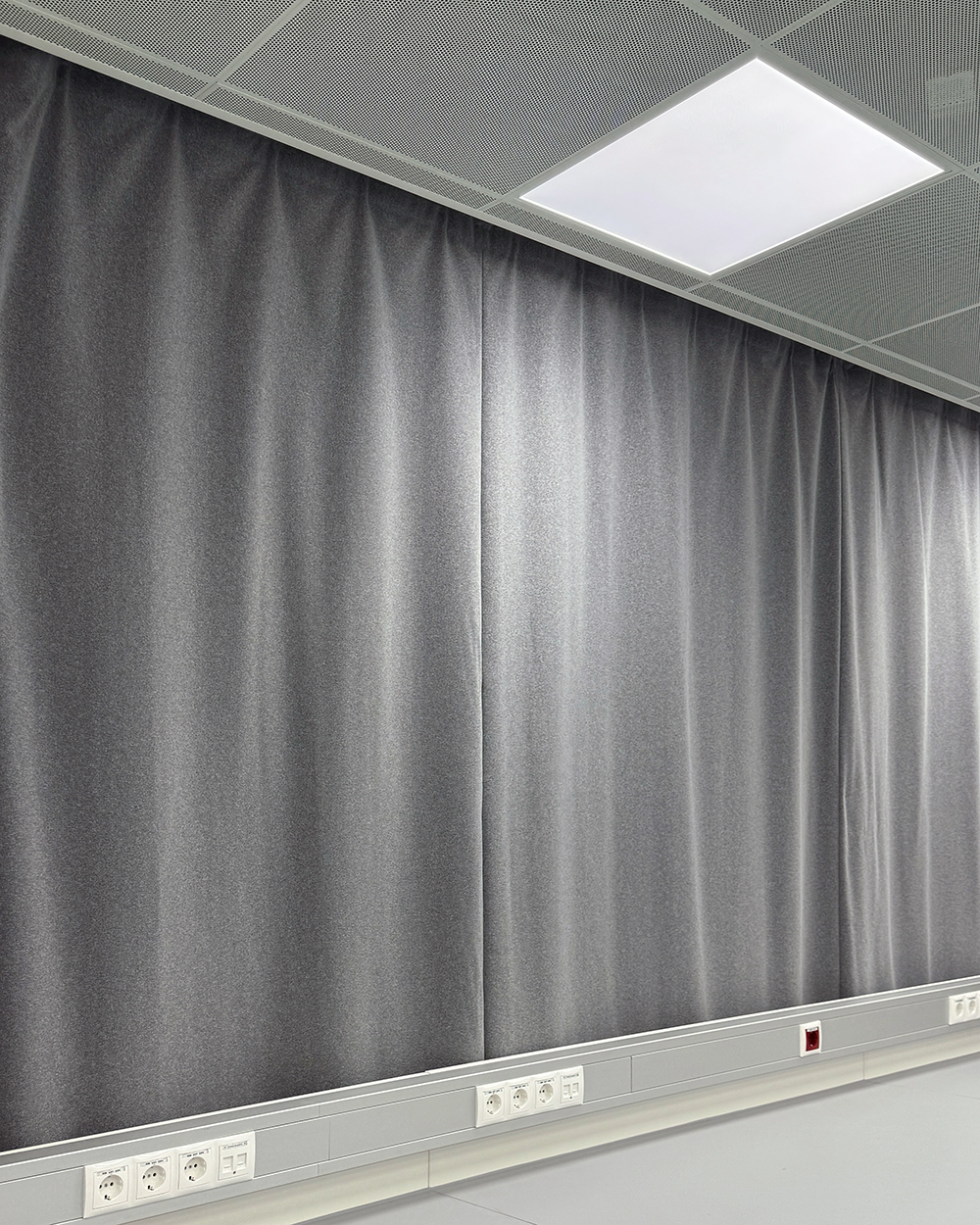 Wave-Optik mit 5% Faltenzugabe — technische Funktion, ruhiger Fall