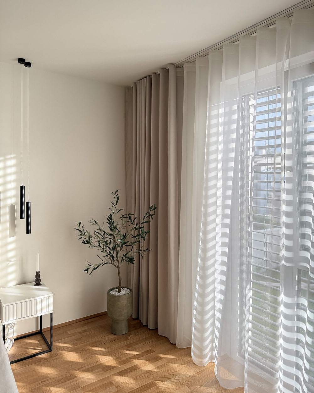 WAVE-Vorhang aus Contralux Beige — ruhiger, moderner Faltenfall