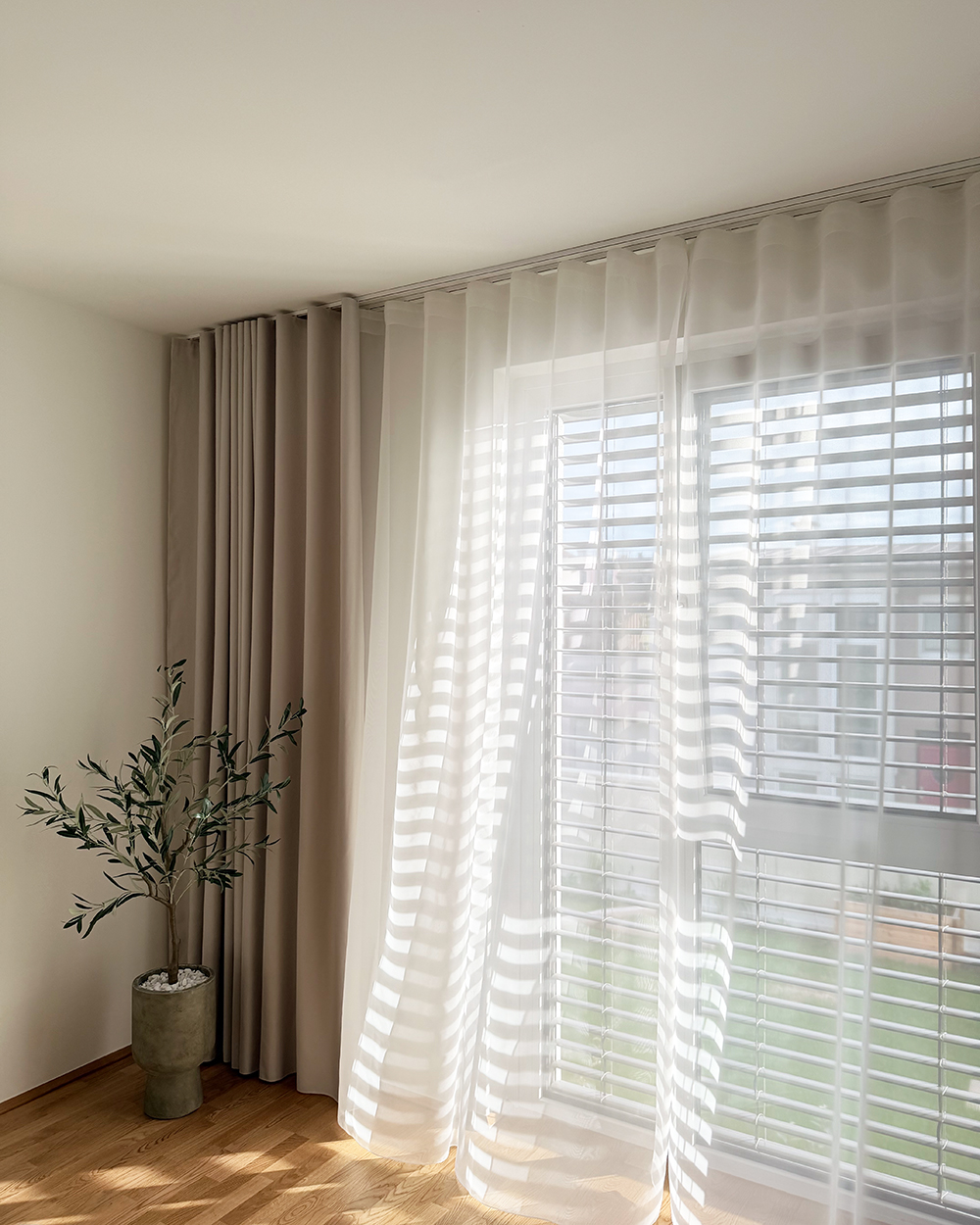 Zweiläufiges ARVO S System — Store und Vorhang in einer Linie